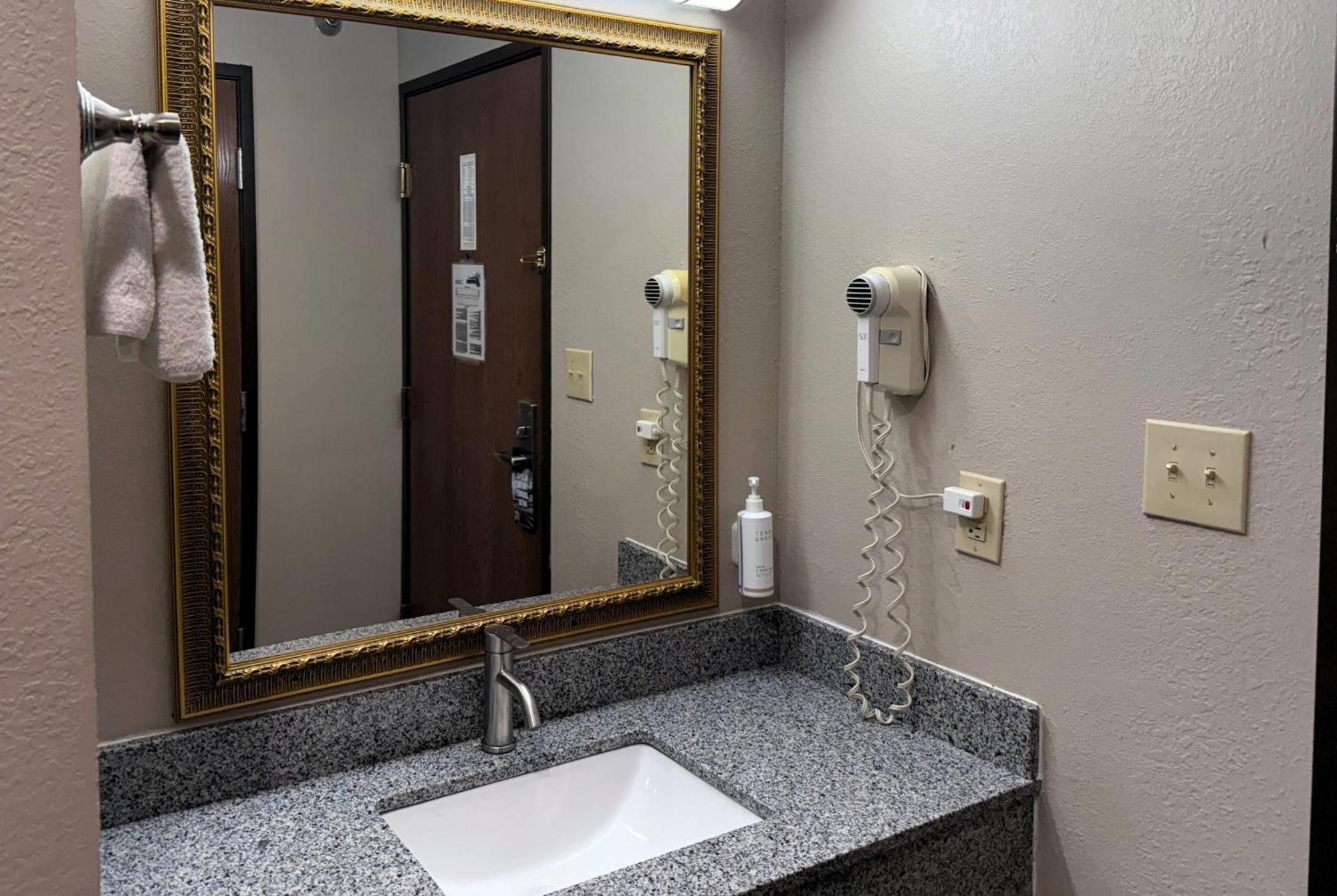 ซูเปอร์ 8 บาย วินด์แฮม แฟรงค์ฟอร์ต อินดีแอน Hotel Frankfort ภายนอก รูปภาพ